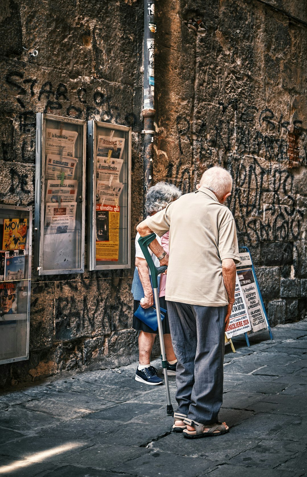 croatian seniors reading newspaper